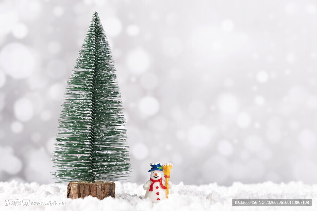 雪地中的圣诞树与小玩偶