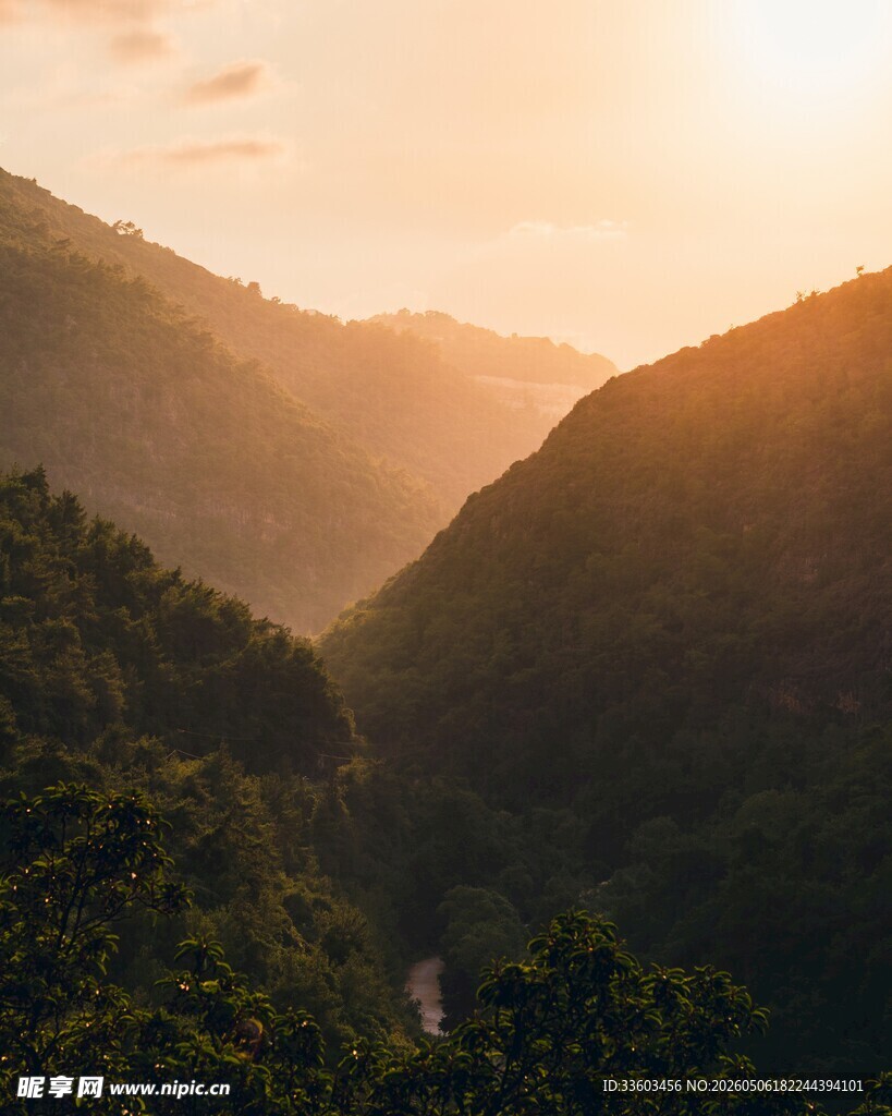 山间日落美景