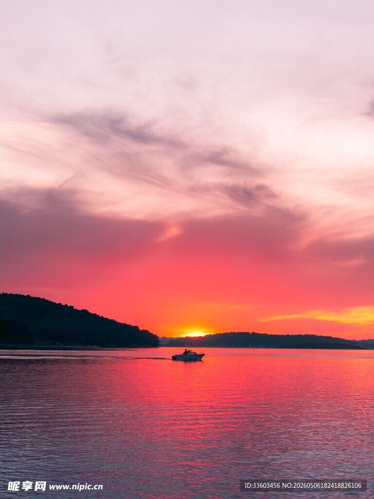 湖畔绚丽日落美景