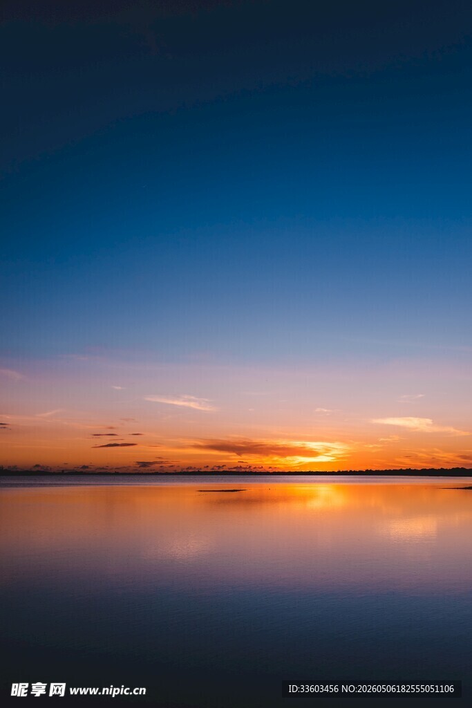 日落时分的平静湖面美景