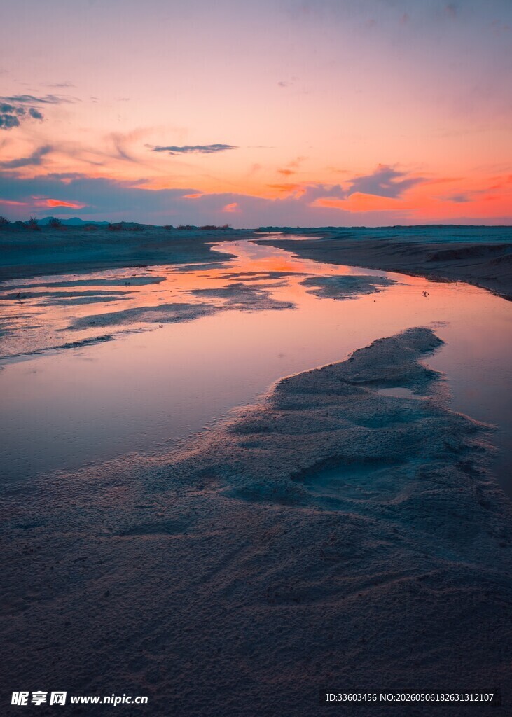 夕阳下的静谧河畔美景