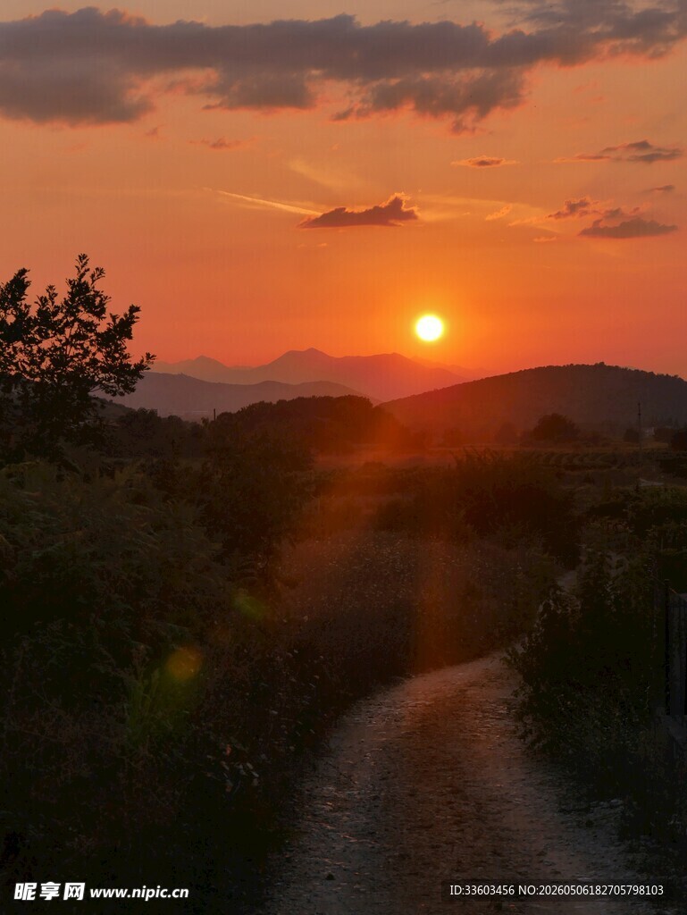 夕阳下的山间蜿蜒小路