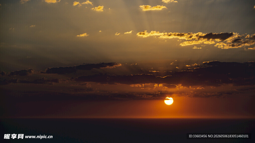 夕阳西下天际霞光闪耀