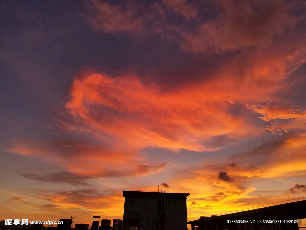 城市上空绚烂的晚霞
