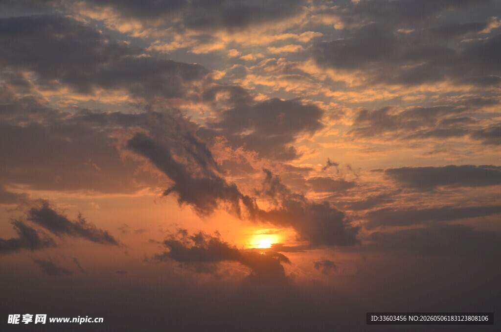 夕阳映云图