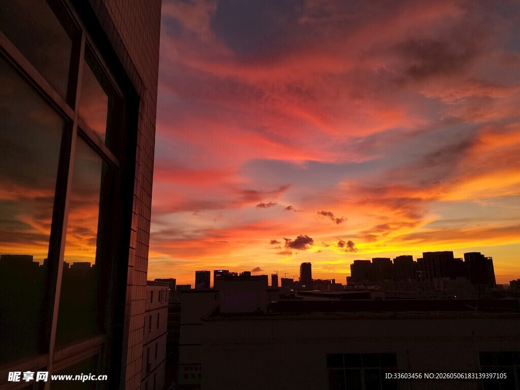 窗边绚丽晚霞美景