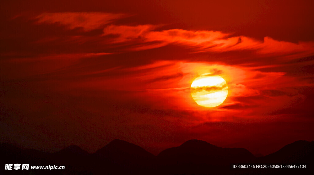 壮丽夕阳染红天际