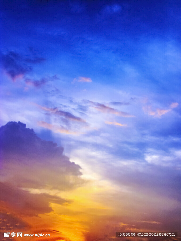 绚丽天空下的梦幻日落景象