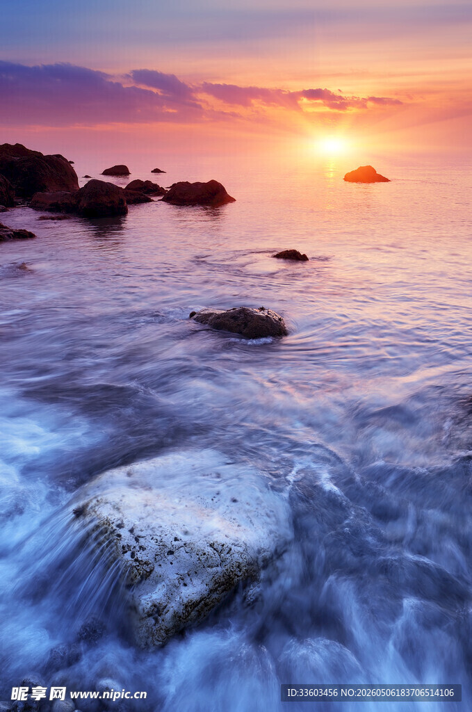 海边日落时的礁石与海浪