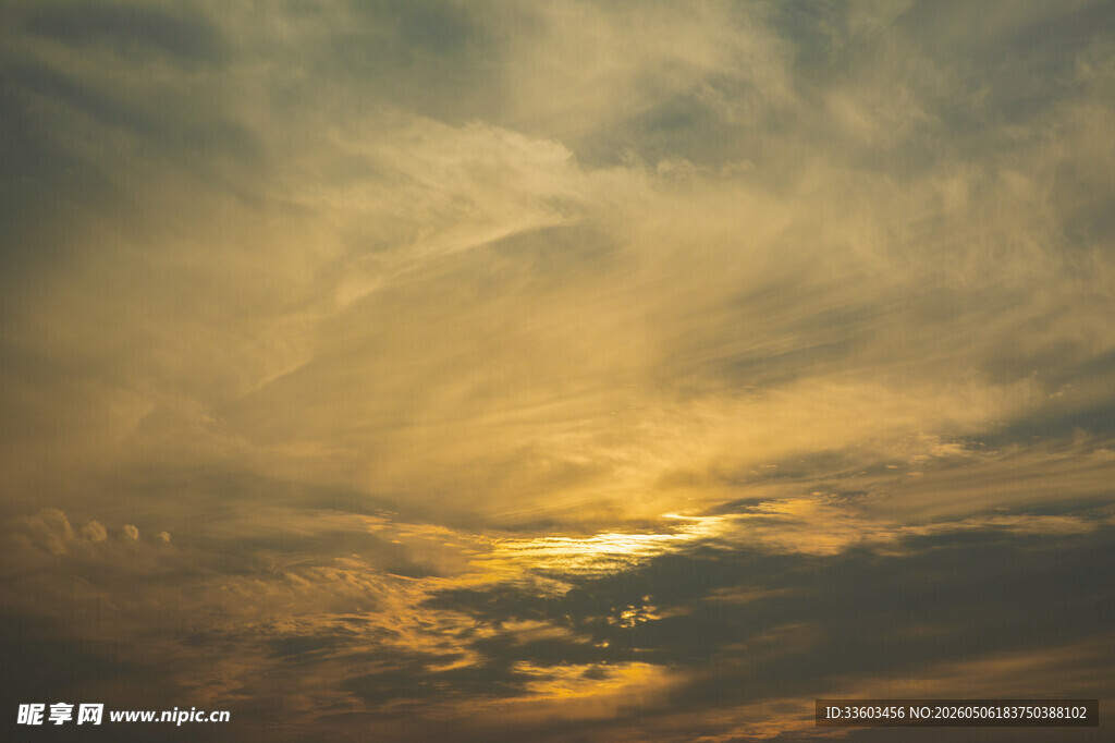 夕阳下的绚烂天空