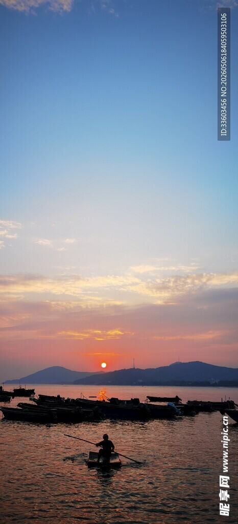 夕阳下的水上泛舟美景
