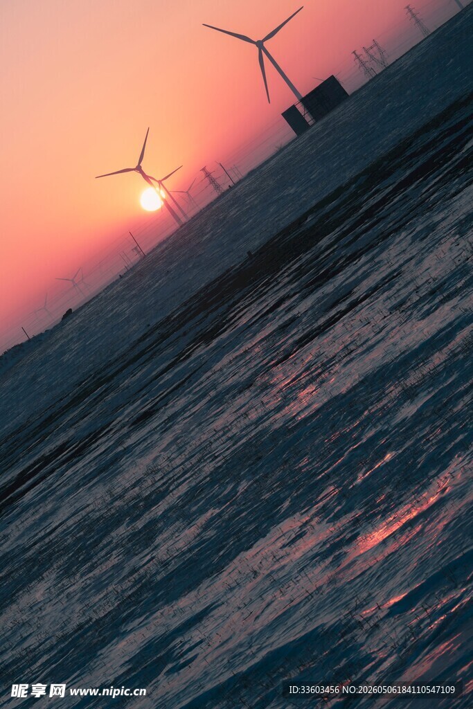 夕阳下的海上风力发电机组