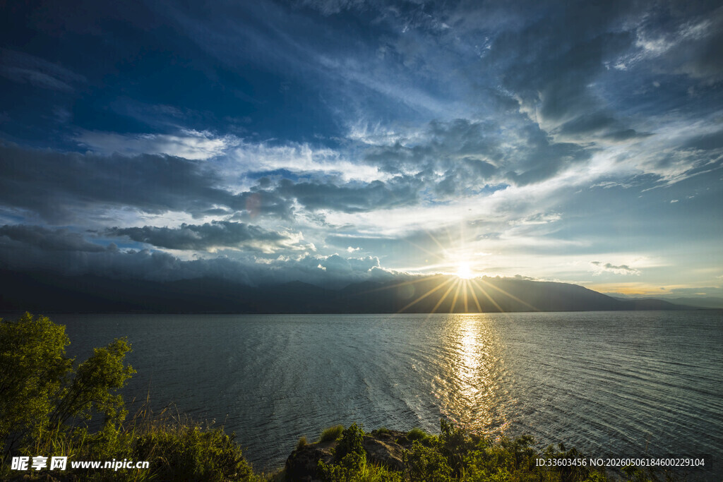 湖畔夕阳美景