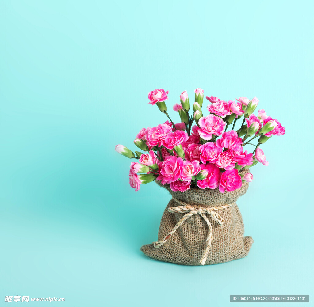 粉色花束置于麻布花袋中