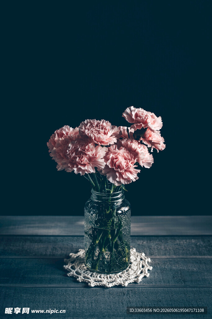 复古花瓶中的粉色花卉