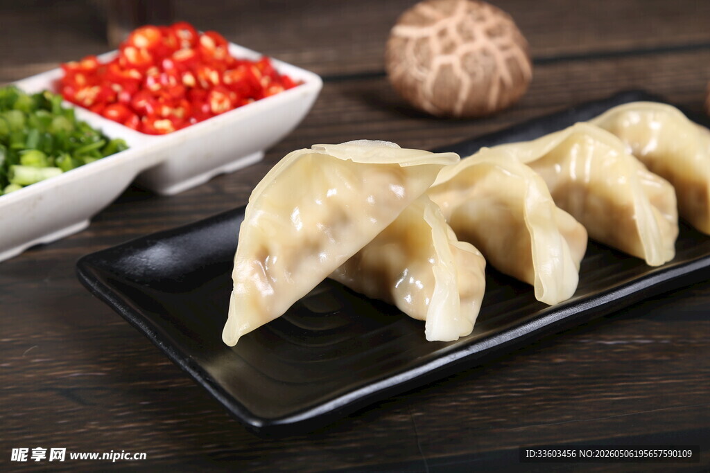 美味饺子搭配特色蘸料