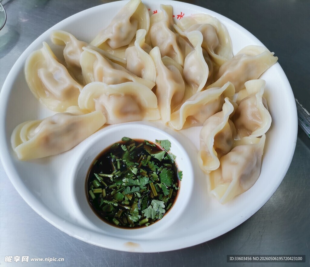 一盘饺子配蘸料