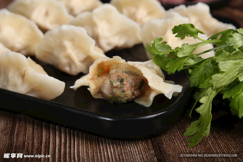 美味饺子摆盘配翠绿香菜