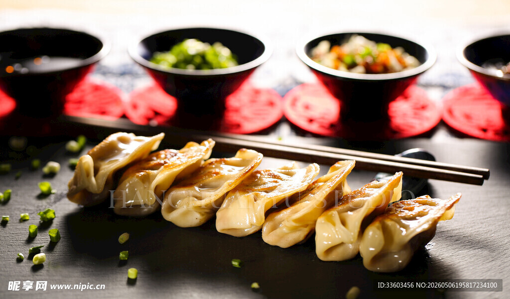美味煎饺与多样配菜