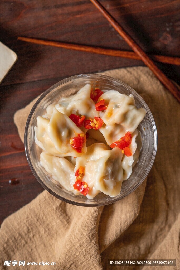 美味饺子摆于碗中