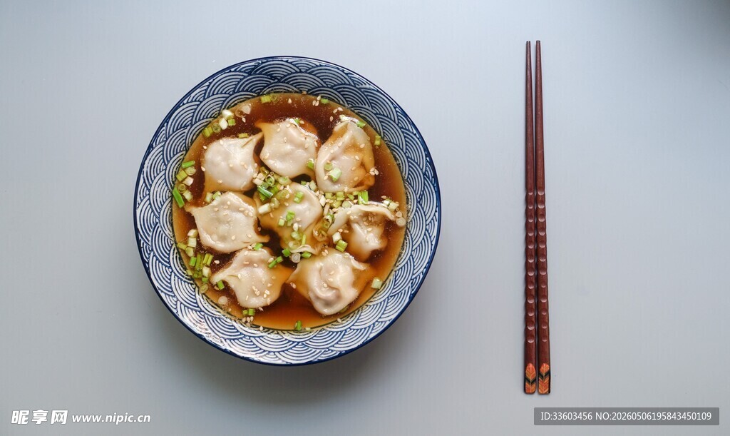 一碗鲜香馄饨配筷子