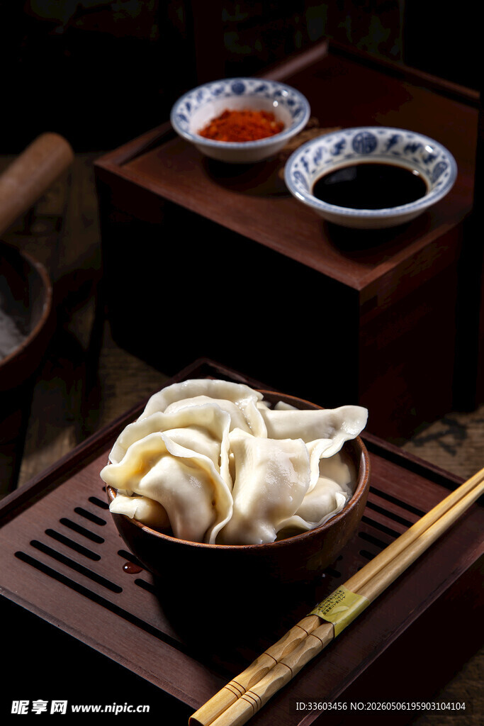 中式传统饺子与蘸料组合