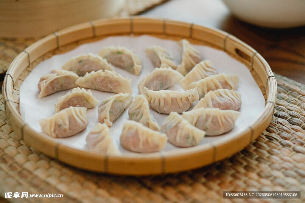 竹制盘中的美味饺子