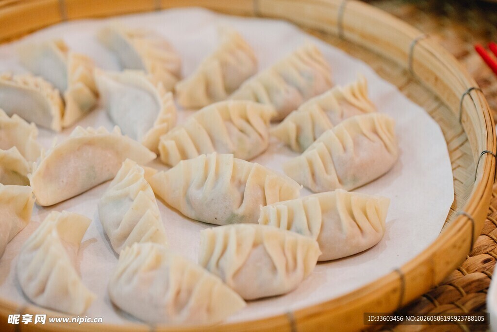 一盘美味饺子待享用
