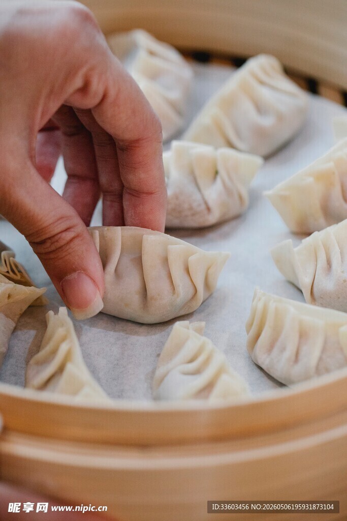 手工包制美味饺子瞬间