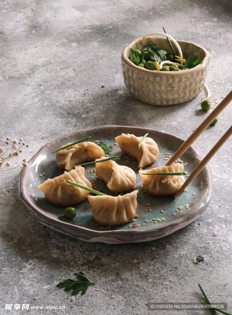 美味饺子摆放在盘中