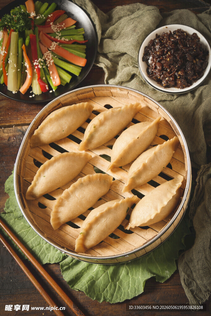 竹制蒸笼里的美味饺子