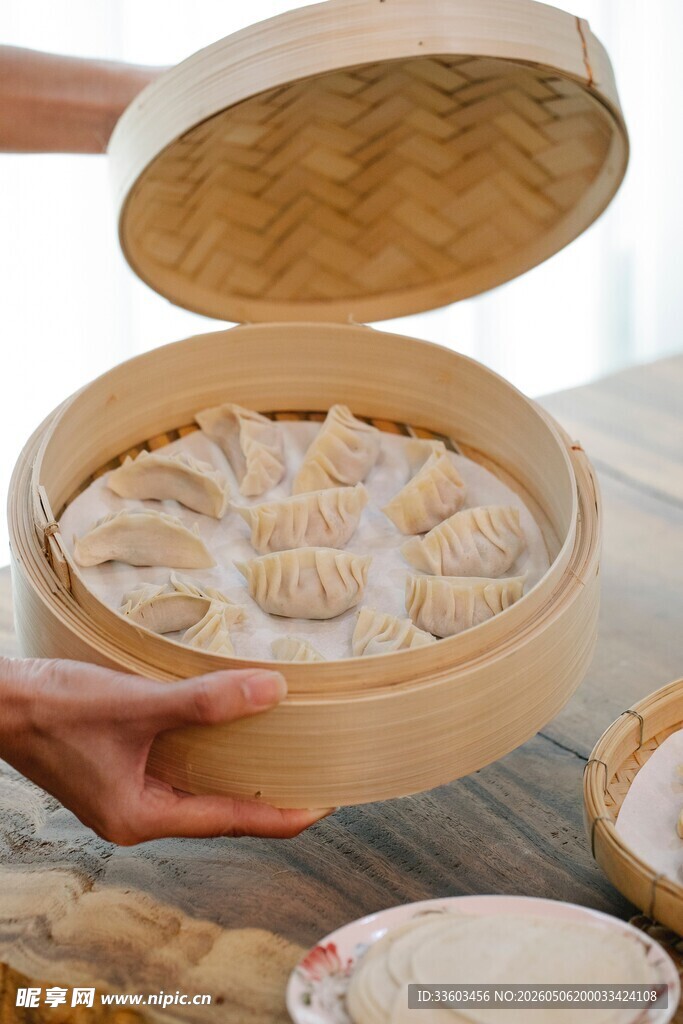 揭开蒸笼现美味小笼包