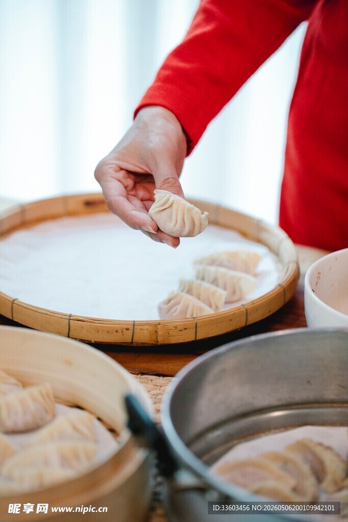 手工制作包子的温馨瞬间