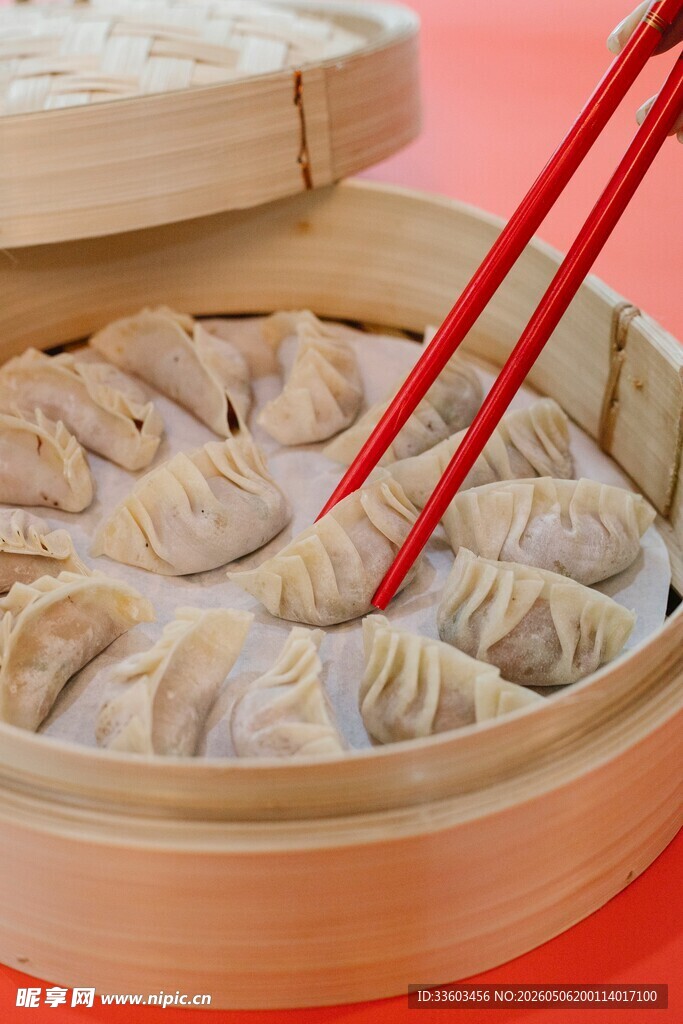 蒸笼里的美味饺子