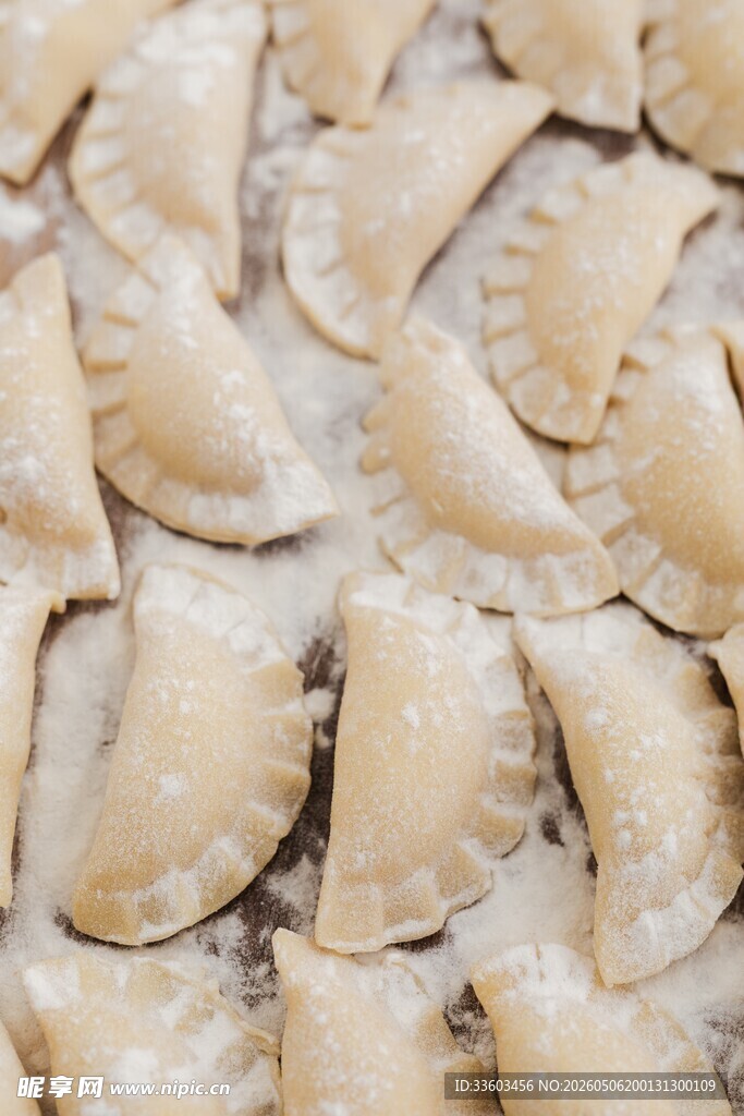 整齐排列的美味手工饺子
