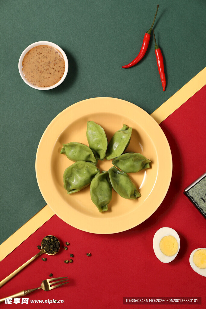 美味饺子与调料组合