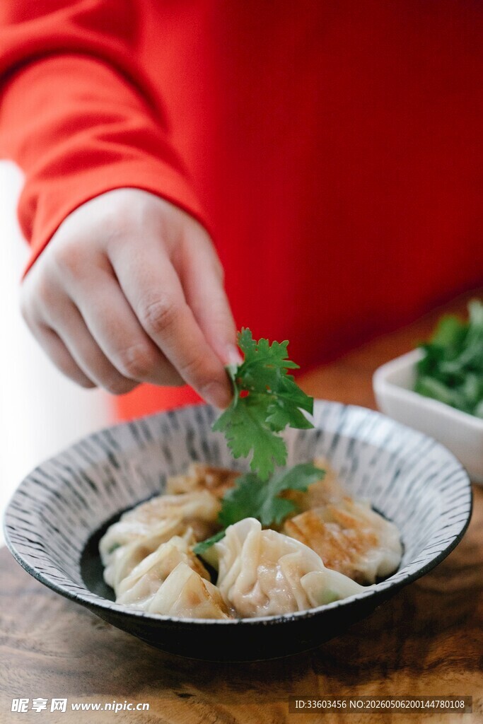 手添香菜摆盘美味饺子