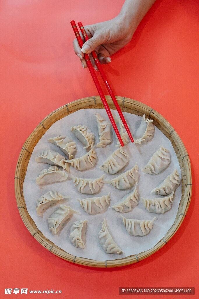 手用筷子夹盘中饺子