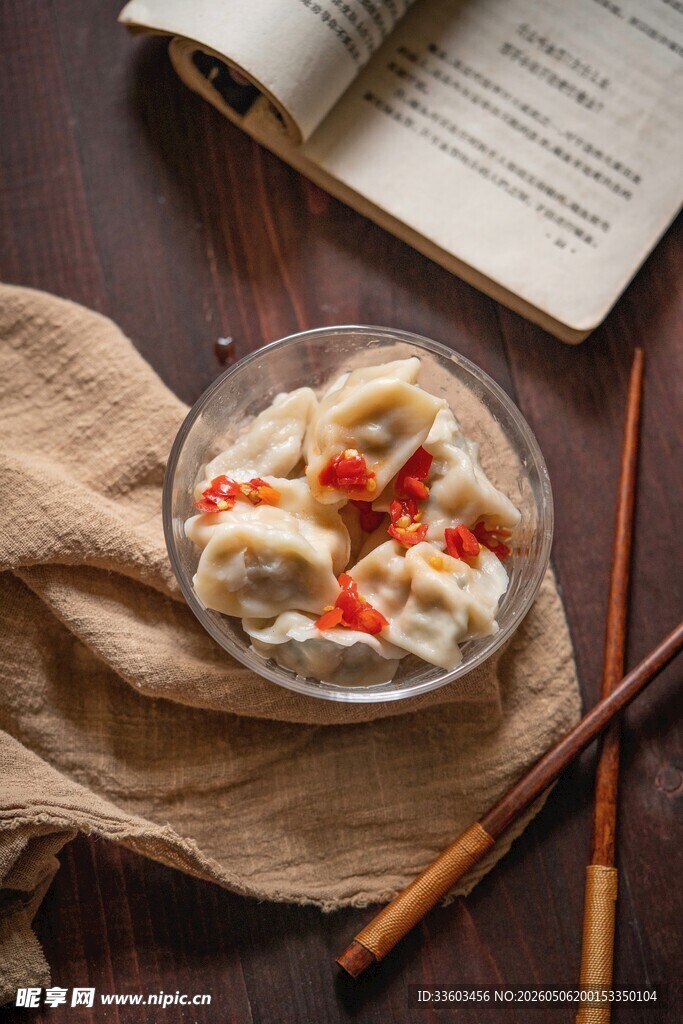美味水饺配书籍的惬意时光
