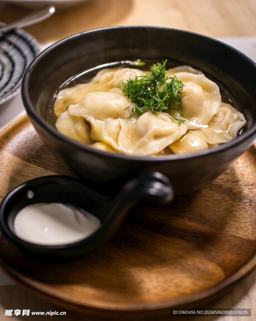 木碗盛饺子配蘸料