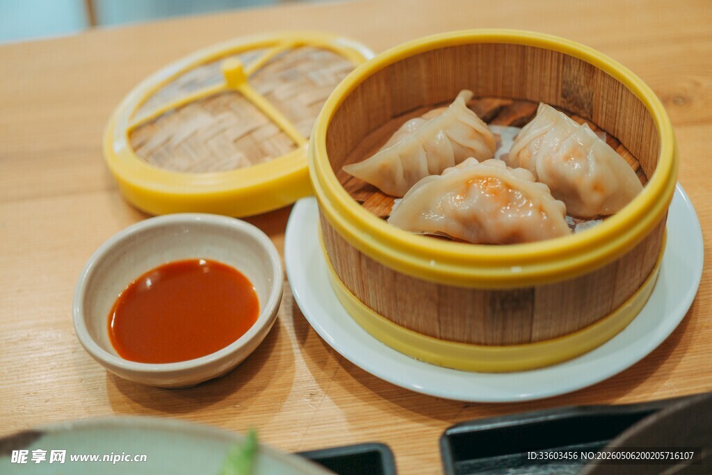 美味鲜虾烧麦配蘸料