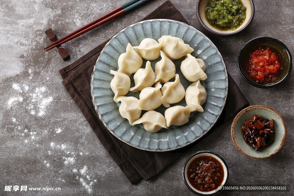 美味饺子配多样蘸料
