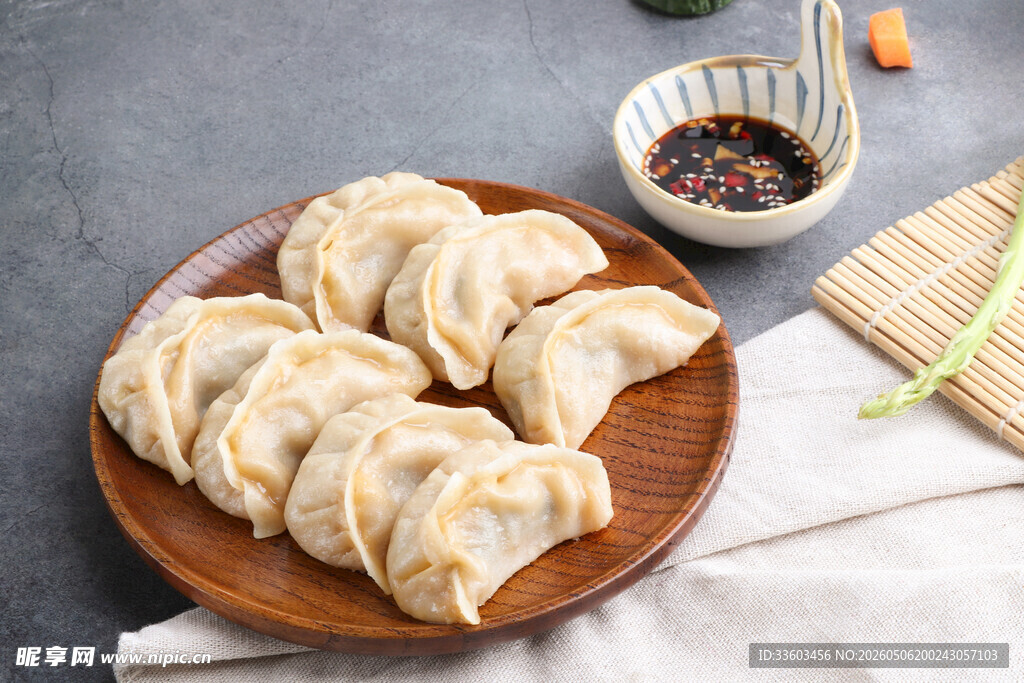木盘摆放的美味煎饺
