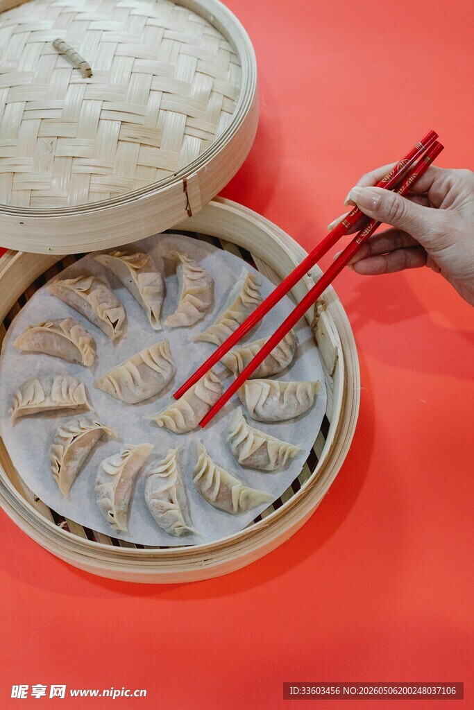 筷子夹取蒸笼中美味饺子
