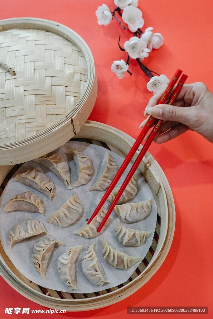 筷子夹取笼中美味蒸饺