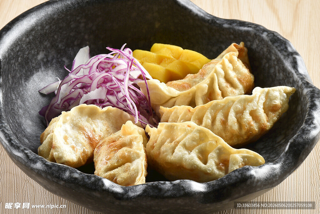 黑色碗中美味的特色饺子
