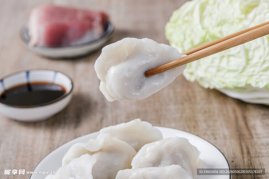 筷子夹起的美味饺子