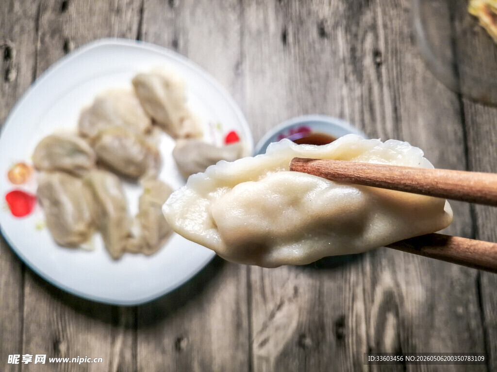 筷子夹起美味饺子瞬间