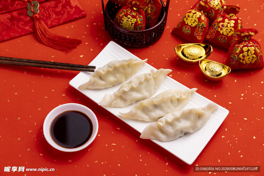 喜庆红桌配美味饺子