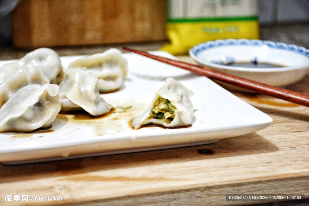 美味饺子摆于盘中